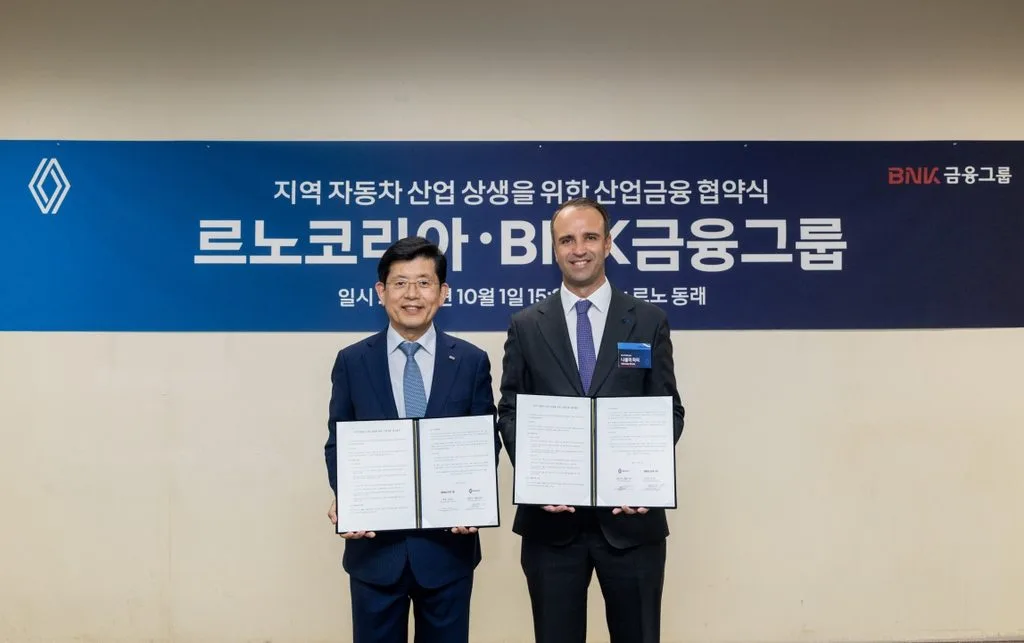 사진6 르노코리아 BNK금융그룹과 지역 자동차 산업 상생을 위한 산업금융 업무협약 체결 https://mobilityground.com/wp-content/uploads/2026/10/사진1-1일-개최한-르노-동래-오픈행사에서-주요-참석자들이-기념-사진을-촬영하고-있다.webp