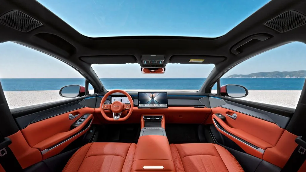 BYD, 파리 모터쇼에서 7인승 플래그십 SUV 아토 8 공개 3 사진자료 BYD 아토 8 내부 https://mobilityground.com/wp-content/uploads/2026/10/사진자료-BYD-아토-8-_-외관-및-플래시-충전-scaled.webp