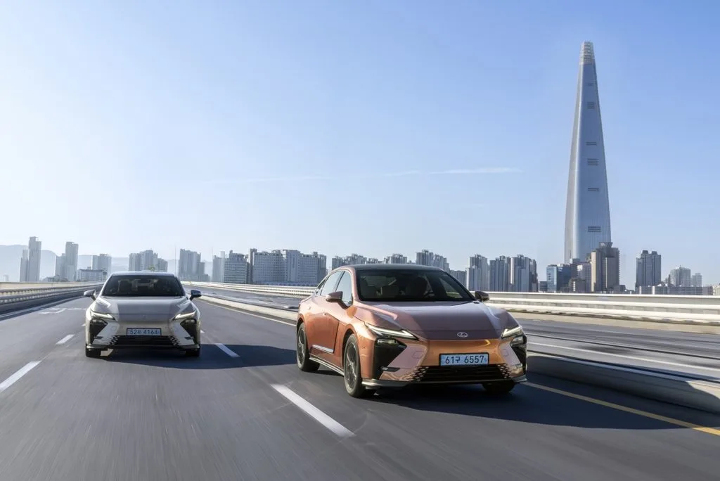 렉서스 ES 350h 19.4km/ℓ vs AWD 18.3km/ℓ, 사륜 선택 비용은 300만원 2 사진자료 렉서스 올 뉴 ES 1 https://mobilityground.com/wp-content/uploads/2026/10/사진자료-렉서스-올-뉴-ES_17.webp