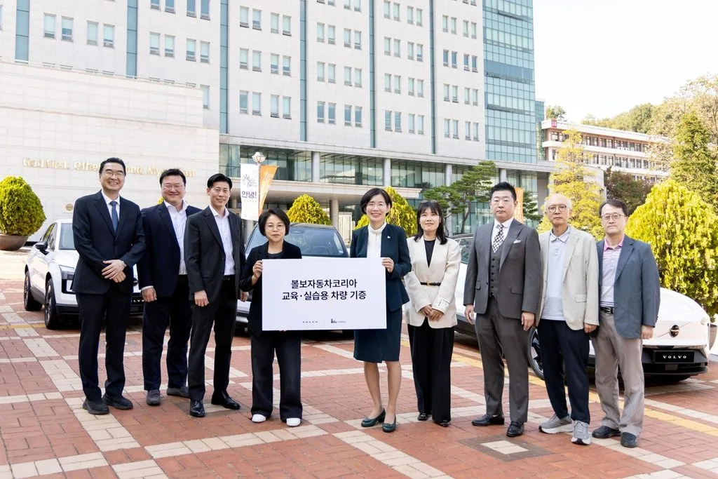 사진자료1 볼보자동차코리아 인덕대학교에 교육 실습용 차량 3대 기증 가운데 좌측부터 볼보자동차코리아 송경란 전무 인덕대학교 박춘란 총장 https://mobilityground.com/wp-content/uploads/2026/10/사진자료1_볼보자동차코리아-인덕대학교에-교육-실습용-차량-3대-기증-가운데-좌측부터-볼보자동차코리아-송경란-전무-인덕대학교-박춘란-총장.webp
