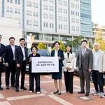 사진자료1_볼보자동차코리아, 인덕대학교에 교육 실습용 차량 3대 기증 (가운데 좌측부터, 볼보자동차코리아 송경란 전무, 인덕대학교 박춘란 총장)