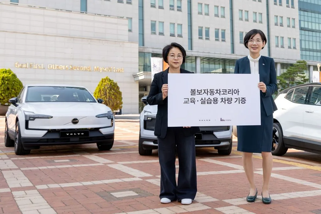 사진자료2 볼보자동차코리아 인덕대학교에 교육 실습용 차량 3대 기증 좌측부터 볼보자동차코리아 송경란 전무 인덕대학교 박춘란 총장 https://mobilityground.com/wp-content/uploads/2026/10/사진자료1_볼보자동차코리아-인덕대학교에-교육-실습용-차량-3대-기증-가운데-좌측부터-볼보자동차코리아-송경란-전무-인덕대학교-박춘란-총장.webp
