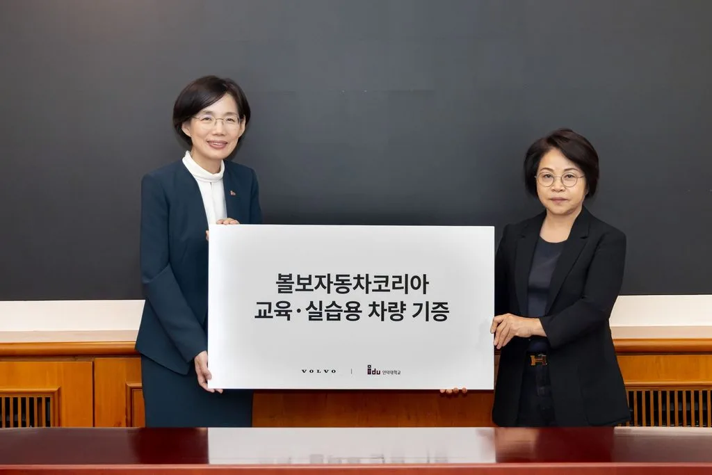 사진자료3 볼보자동차코리아 인덕대학교에 교육 실습용 차량 3대 기증 좌측부터 인덕대학교 박춘란 총장 볼보자동차코리아 송경란 전무 https://mobilityground.com/wp-content/uploads/2026/10/사진자료1_볼보자동차코리아-인덕대학교에-교육-실습용-차량-3대-기증-가운데-좌측부터-볼보자동차코리아-송경란-전무-인덕대학교-박춘란-총장.webp