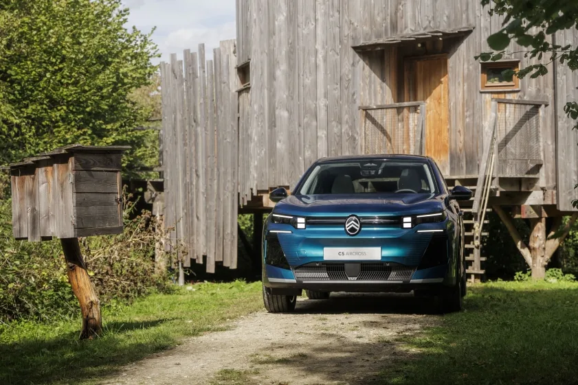 Citroën's New C5 Aircross Emeraude Gets a Brittany-Inspired Paint Job 1 시트로엥 C5 에어크로스_CITROËN C5 AIRCROSS ÉMERAUDE THE CALL OF THE OPEN SEA, WITH ADDED COMFORT (6)
