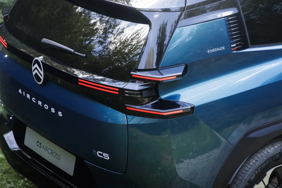 시트로엥, C5 에어크로스 에메로드 에디션 공개 5 시트로엥 C5 에어크로스 CITROEN C5 AIRCROSS EMERAUDE THE CALL OF THE OPEN SEA WITH ADDED COMFORT 4 https://mobilityground.com/wp-content/uploads/2026/10/시트로엥-C5-에어크로스_CITROEN-C5-AIRCROSS-EMERAUDE-THE-CALL-OF-THE-OPEN-SEA-WITH-ADDED-COMFORT-8.webp