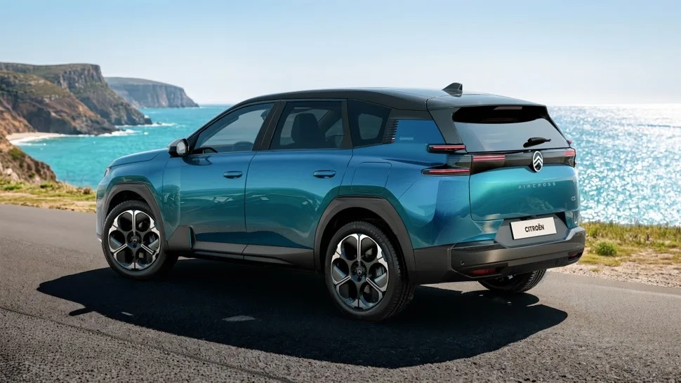 Citroën's New C5 Aircross Emeraude Gets a Brittany-Inspired Paint Job 2 시트로엥 C5 에어크로스_CITROËN C5 AIRCROSS ÉMERAUDE THE CALL OF THE OPEN SEA, WITH ADDED COMFORT (6)