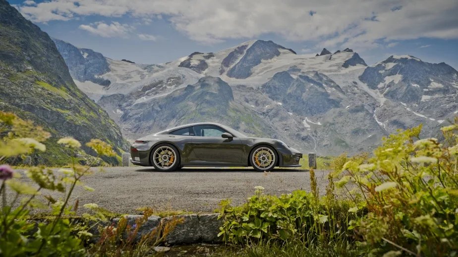 포르쉐 911 GT3 The Porsche 911 GT3 Bergsport a tribute to Alpine driving 1 https://mobilityground.com/wp-content/uploads/2026/10/포르쉐-911-GT3-The-Porsche-911-GT3-Bergsport-a-tribute-to-Alpine-driving-1.webp