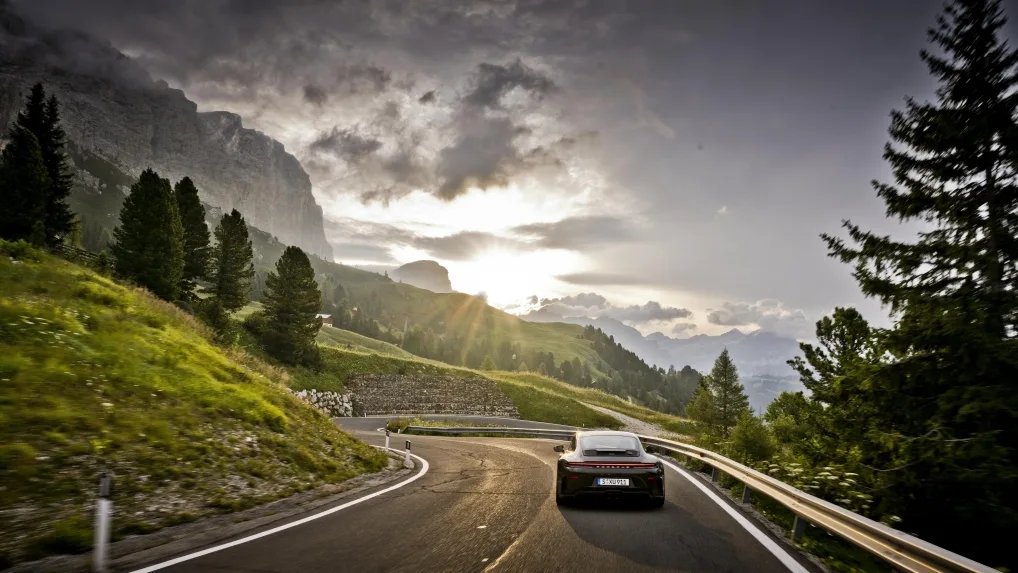 포르쉐 911 GT3 The Porsche 911 GT3 Bergsport a tribute to Alpine driving 2 https://mobilityground.com/wp-content/uploads/2026/10/포르쉐-911-GT3-The-Porsche-911-GT3-Bergsport-a-tribute-to-Alpine-driving-1.webp