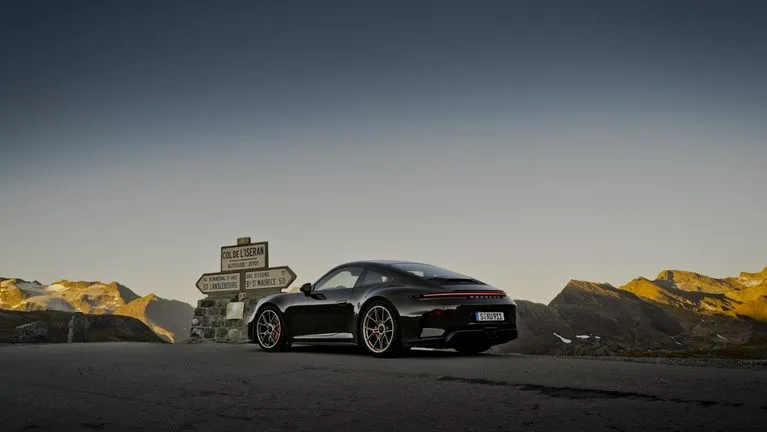 포르쉐 911 GT3 - The Porsche 911 GT3 Bergsport a tribute to Alpine driving (8)