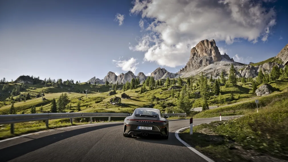 포르쉐 911 GT3 - The Porsche 911 GT3 Bergsport a tribute to Alpine driving (8)